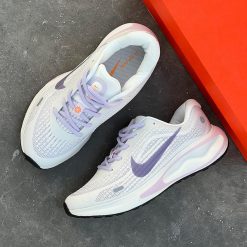نایکی جرنی سفید/ بنفش کم‌رنگ و تیره Nike Journey Run Summit White Barely Grape Violet Mist Daybreak