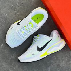 نایکی جرنی ران زرد فسفری / سفید / مشکی Nike Journey Run Barely Volt Volt White Black